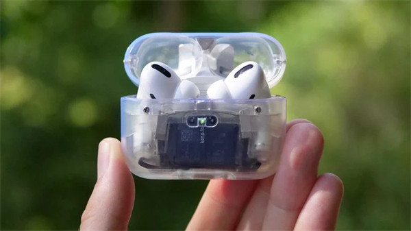 为苹果 AirPods Pro 打造了透明的充电盒