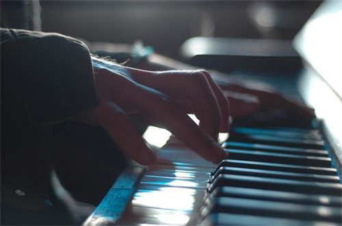 钢琴图片唯美意境图片伤感2020 要把快乐放在外面失落放在心里