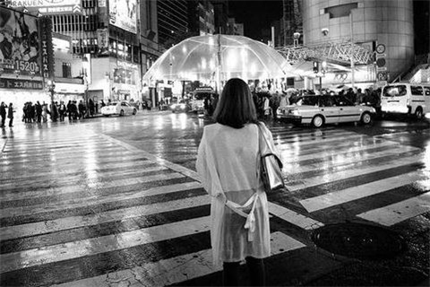 关于下雨天的图片伤感孤独 三魂七魄都因你极尽温柔