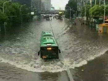 关于下雨天烦躁的说说心情短语 就会偶尔特别向往文静的样子