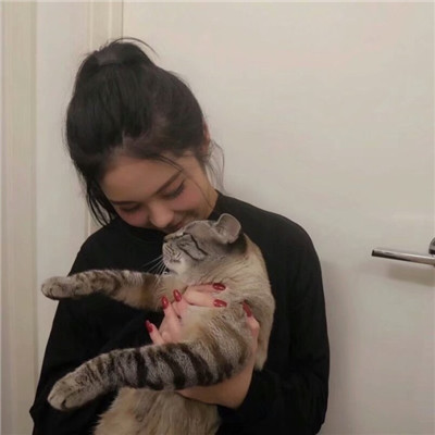 女生抱着猫猫爱心满满头像 你是最特别的那一个