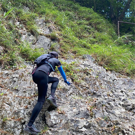 一个人爬山的背影图片 阳光明媚宅家不如爬山