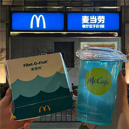 小清新饮料杯颜值出众的ins背景图 在光明之处共赴前方